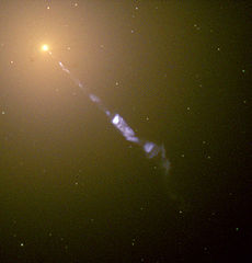 M87 con chorro causado por el agujero negro en el centro de esta galaxia.  Crédito: NASA, ESA.