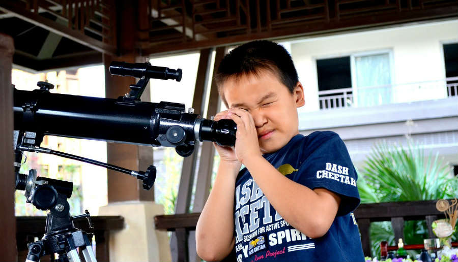 telescope-83799_1280 kid using telescope