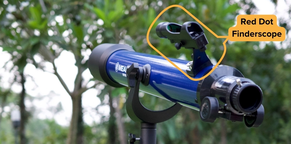 red dot finder marked in a refractor telescope